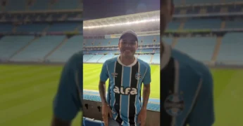 Felipe Araújo vestindo camisa do Grêmio e convocando a torcida para o jogo Grêmio x Vitória na Arena. Imagem: Grêmio / Instagram.