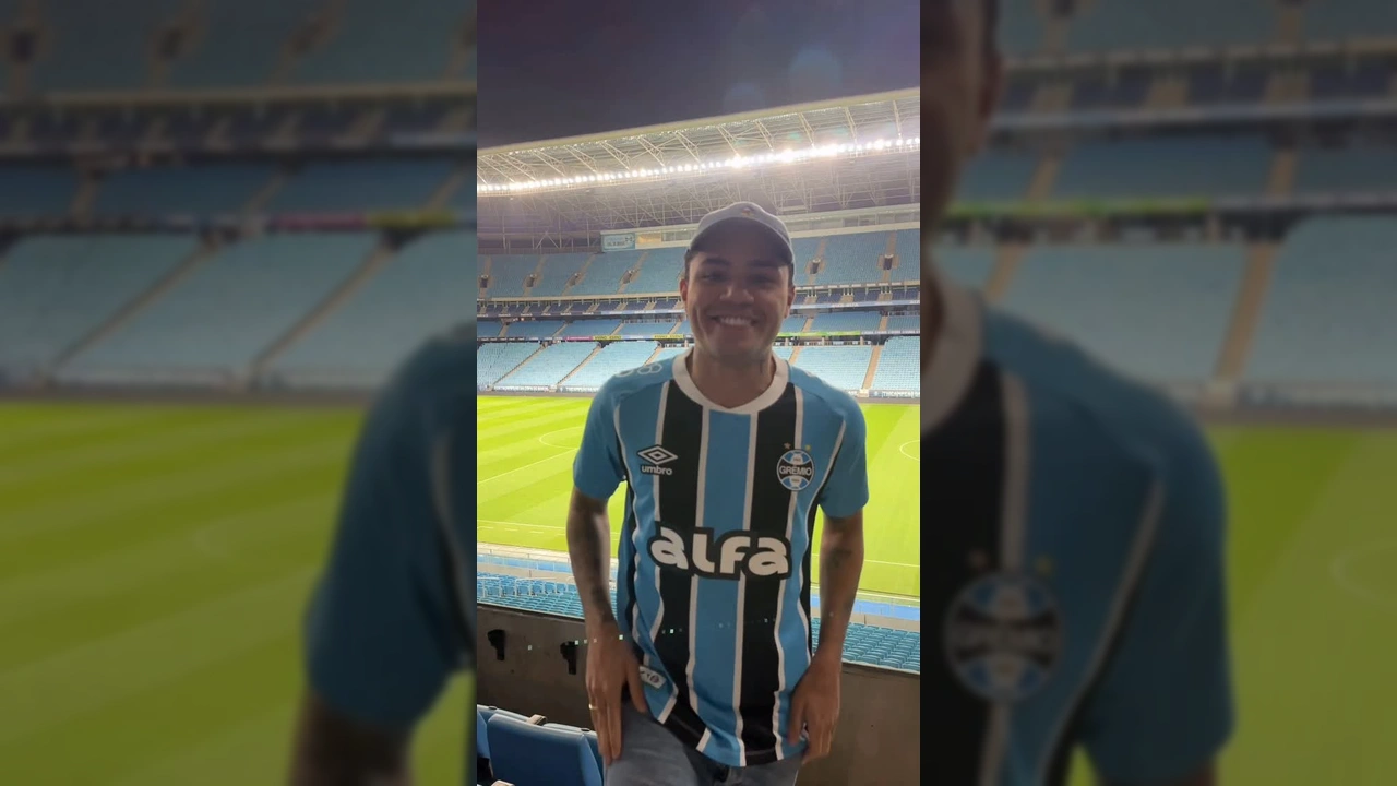 Felipe Araújo vestindo camisa do Grêmio e convocando a torcida para o jogo Grêmio x Vitória na Arena. Imagem: Grêmio / Instagram.