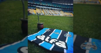 Imagem do Grêmio na Arena com camisa e chimarrão na grama. Créditos: @gremio / Instagram.