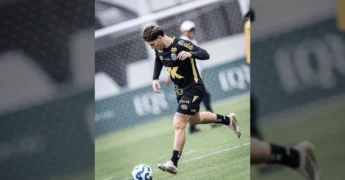 Dois jogadores argentinos do Santos FC em treino intenso no campo de futebol, crédito Raul Baretta / Santos FC / Instagram