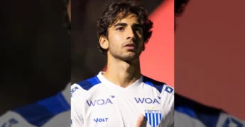 Imagem de JP Murilo, meia do Avaí emprestado pelo Vasco, usando a camisa do clube. Créditos: Vasco News / Instagram