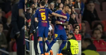 Paulinho e Sergio Busquets se abraçando em campo com a camisa do Barcelona, em homenagem de despedida. Crédito: Paulinho / Instagram.