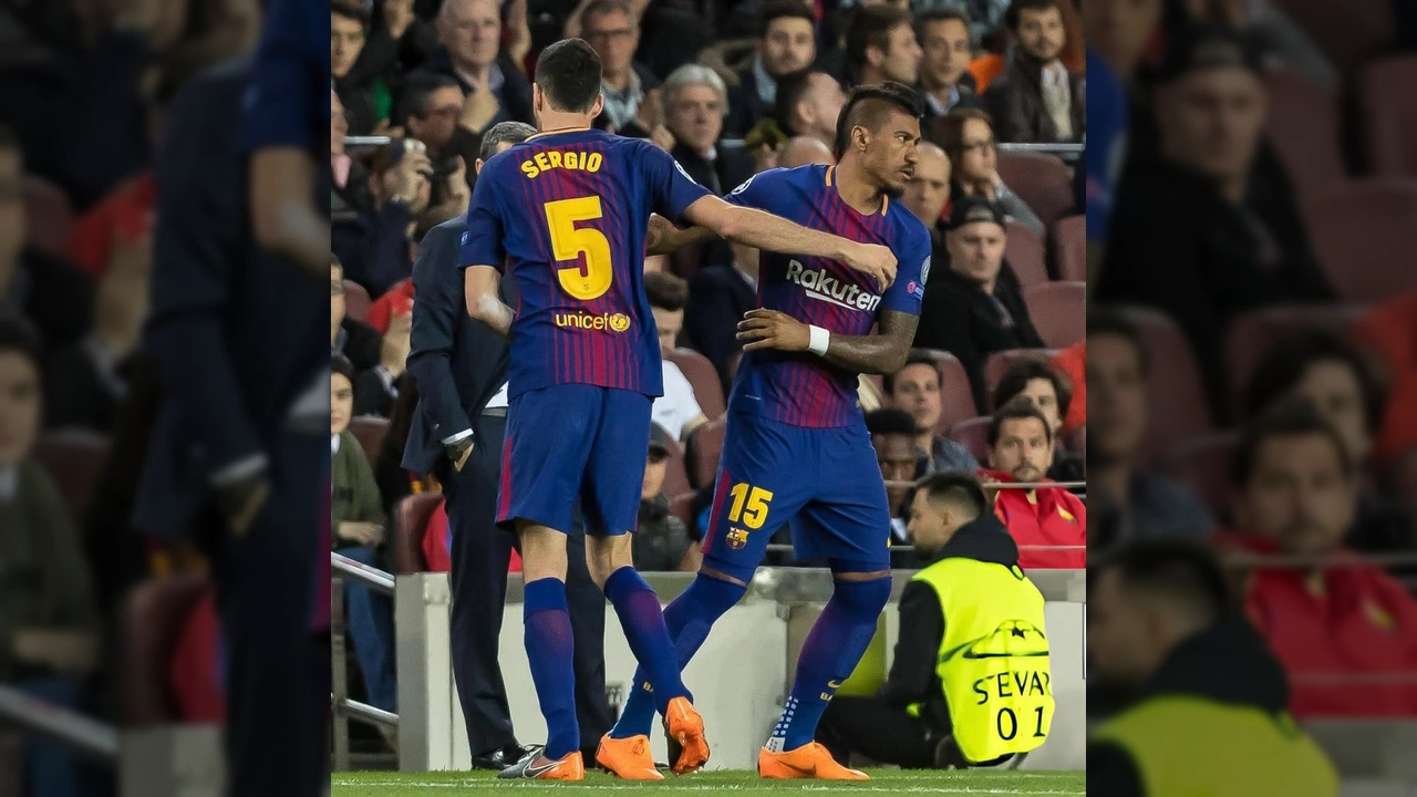 Paulinho e Sergio Busquets se abraçando em campo com a camisa do Barcelona, em homenagem de despedida. Crédito: Paulinho / Instagram.